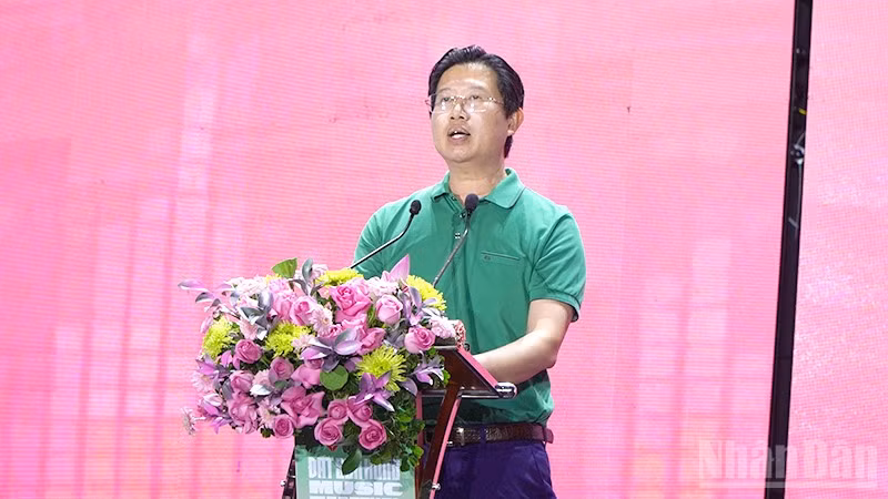 Phó Chủ tịch Ủy ban nhân dân tỉnh Đồng Tháp Huỳnh Minh Tuấn phát biểu tại đêm khai mạc. (Ảnh: HỮU NGHĨA)