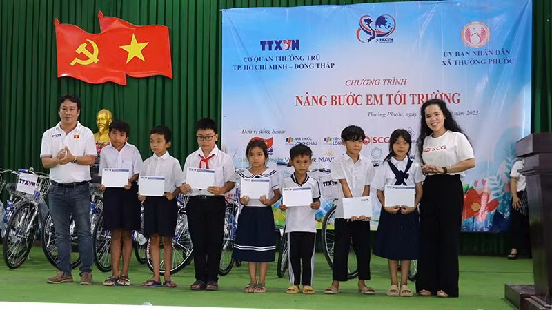 Chương trình "Nâng bước em đến trường" trao học bổng, xe đạp tặng học sinh có hoàn cảnh khó khăn tại Đồng Tháp ngày 20/9.