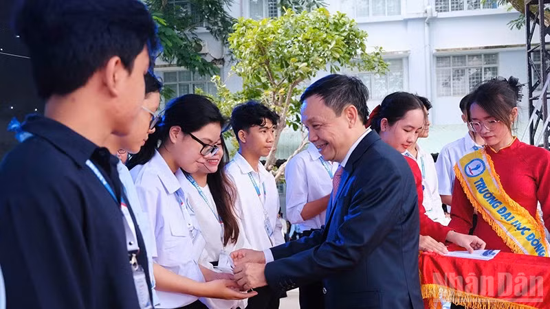 Đồng chí Phan Văn Thắng, Phó Bí thư Thường trực Tỉnh ủy, Chủ tịch Ủy ban Mặt trận Tổ quốc Việt Nam tỉnh Đồng Tháp trao học bổng tặng sinh viên. (Ảnh: HỮU NGHĨA)