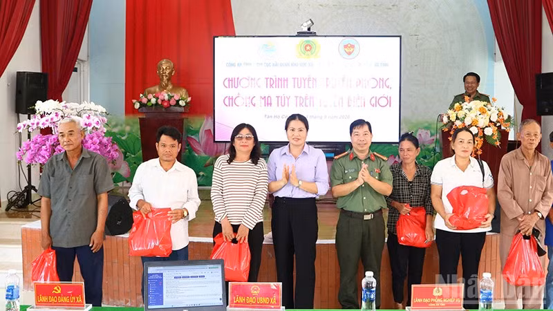 Lãnh đạo xã Tân Hộ Cơ và lãnh đạo Phòng Công tác chính trị, Công an tỉnh Đồng Tháp trao quà tặng người dân có hoàn cảnh khó khăn. (Ảnh: PHƯỚC THANH)