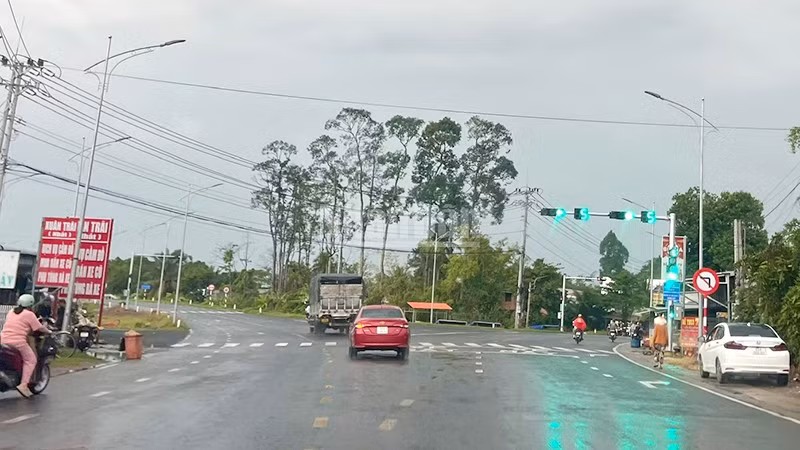 Lắp đặt hoàn thiện hệ thống đèn tín hiệu và đang vận hành thử. (Ảnh: HỮU NGHĨA)