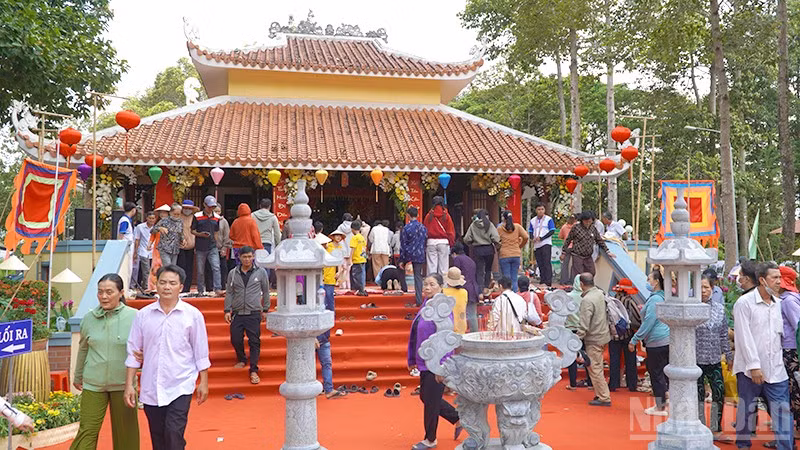 Khách thập phương viếng, thắp hương tại Miếu Bà Chúa Xứ Gò Tháp.