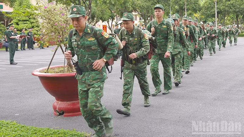 Thực hành cơ động ra khu căn cứ chiến đấu giả định.