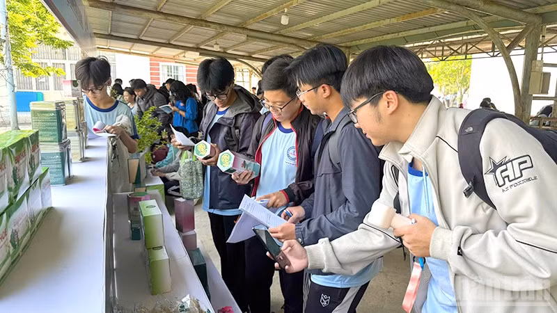 Học sinh xem trưng bày, triển lãm sản phẩm thanh niên khởi nghiệp. (Ảnh: HỮU NGHĨA)