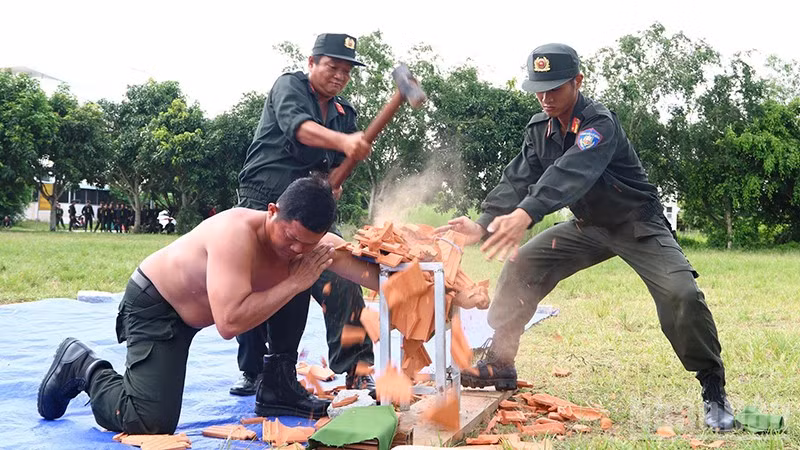 Biểu diễn khí công. (Ảnh: PHƯỚC THANH)