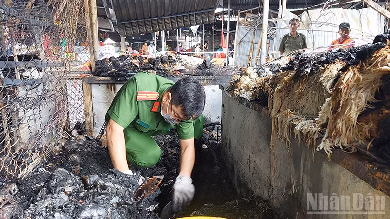Sáng 16/8, Lực lượng công an khám nghiệm hiện trường vụ cháy. (Ảnh: PHƯỚC THANH)