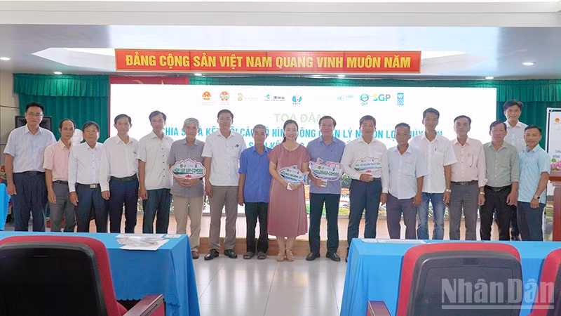 Đại biểu cùng các Tổ trưởng Tổ Cộng đồng bảo vệ, tái tạo và phục hồi nguồn lợi thủy sản tại buổi tọa đàm. (Ảnh: HỮU NGHĨA)