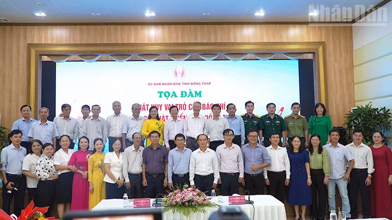 Các đại biểu chụp ảnh lưu niệm. (Ảnh: HỮU NGHĨA)