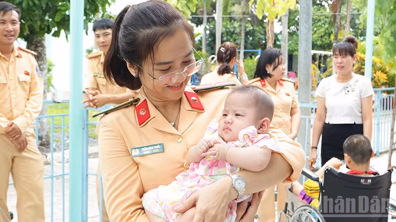Hội Phụ nữ cơ sở Phòng Cảnh sát giao thông, Công an tỉnh Đồng Tháp thăm, tặng quà trẻ em tại Trung tâm Bảo trợ xã hội tỉnh Đồng Tháp.