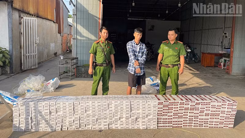 Lực lượng công an Đồng Tháp bắt quả tang Trần Quốc Khải vận chuyển thuốc lá điếu ngoại nhập lậu.