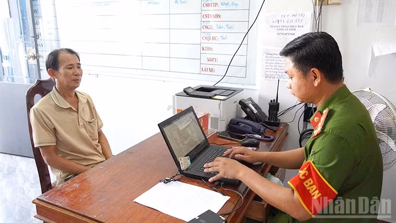 Đối tượng Nguyễn Công Tùng tại cơ quan Công an.