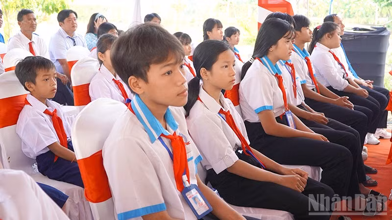 Học sinh xã Thường Phước tham dự lễ khởi công.