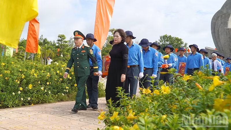Lãnh đạo Trung ương, lãnh đạo tỉnh cùng đại biểu thực hiện nghi thức Lễ truy điệu, an táng hài cốt liệt sĩ quân tình nguyện và chuyên gia Việt Nam hy sinh qua các thời kỳ chiến tranh ở Campuchia và trong nước ngày 9/7/2026 tại tỉnh Đồng Tháp. (Ảnh: HỮU NGHĨA)