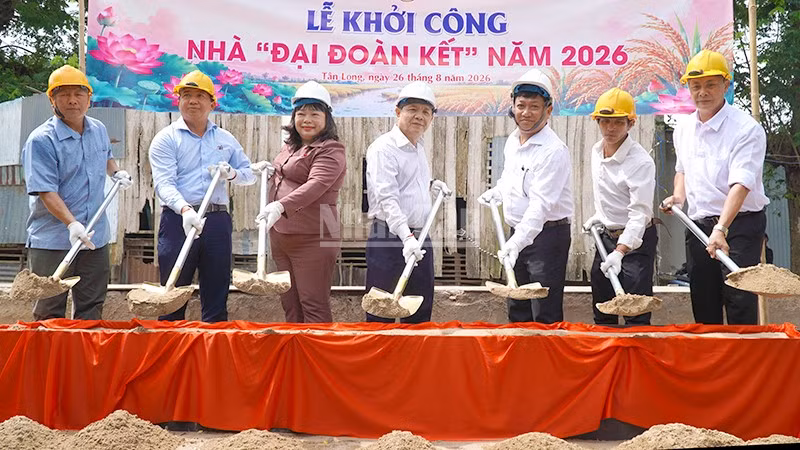 Đại biểu dự lễ khởi công xây dựng 2 căn nhà Đại đoàn kết trên địa bàn xã Tân Long. (Ảnh: HỮU NGHĨA)