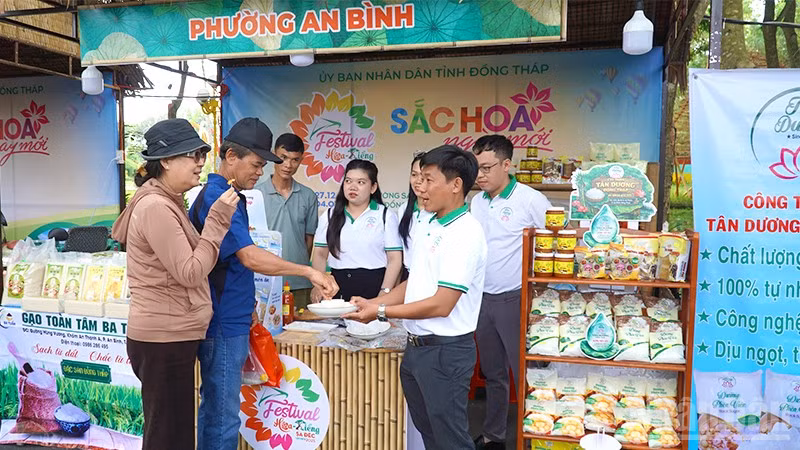 Du khách trải nghiệm sản phẩm đặc trưng của phường An Bình, tỉnh Đồng Tháp.