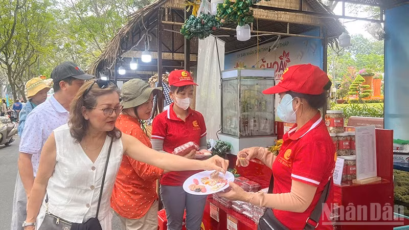 Du khách trải nghiệm sản phẩm nem, bì nổi tiếng hàng chục năm ở xã Lấp Vò, tỉnh Đồng Tháp.