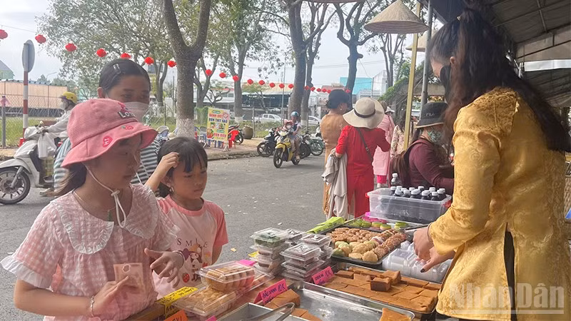 Du khách "nhí" tại một gian hàng ẩm thực dân gian.