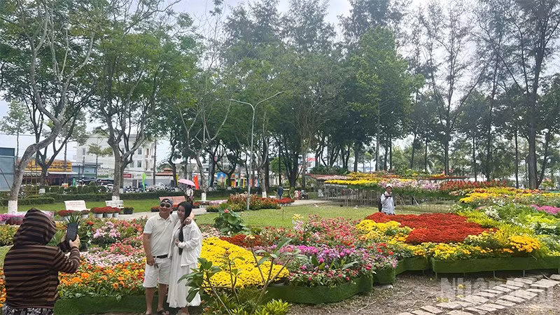 Du khách chụp ảnh tại Bản đồ Việt Nam tạo hình từ các giống hoa-kiểng.