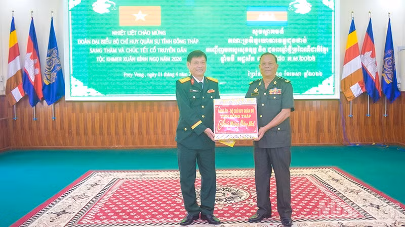 Đại tá Cao Văn Thảo, Phó Chính ủy Bộ Chỉ huy Quân sự tỉnh Đồng Tháp tặng quà Tiểu khu Quân sự tỉnh Prey Veng.