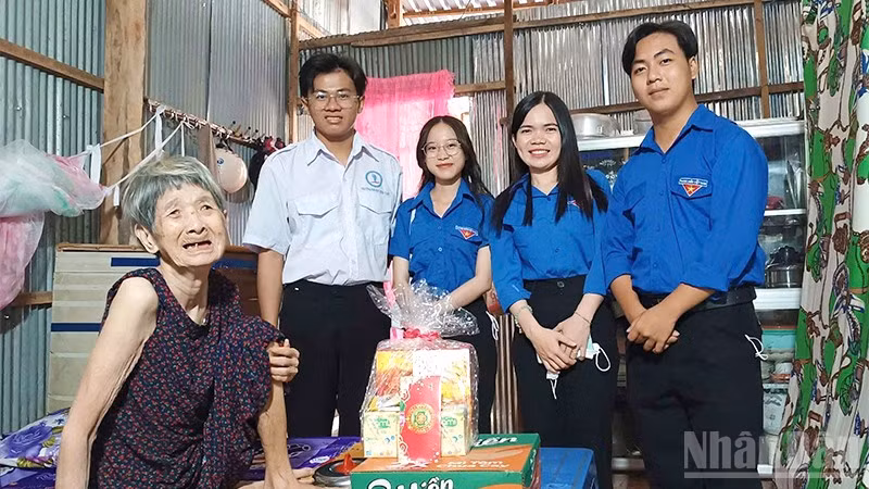 Sinh viên Hà Quang Triệu (áo trắng) cùng các đoàn viên thăm, tặng quà gia đình có hoàn cảnh khó khăn tại phường Cao Lãnh (tỉnh Đồng Tháp).