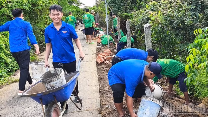 Đoàn viên, thanh niên xã Tân Khánh Trung dặm vá tuyến đường.