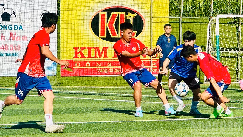Các đội bóng tham gia tranh tài ngay sau khai mạc giải.