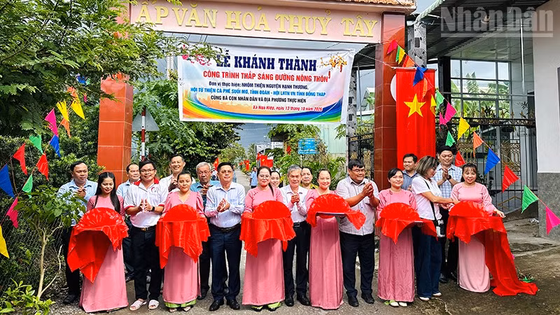 Lãnh đạo Ủy ban Mặt trận Tổ quốc Việt Nam tỉnh Đồng Tháp, Tỉnh đoàn cùng đại biểu thực hiện nghi thức cắt băng khánh thành công trình “Thắp sáng đường nông thôn”. (Ảnh: NHƯ ANH)