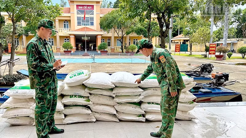 Lực lượng chức năng kiểm đếm số tang vật thu giữ. (Ảnh: HÒA BÌNH)