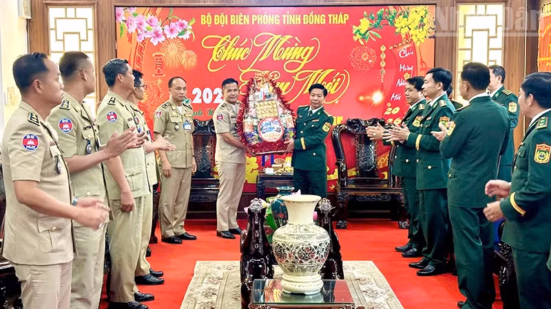 Đoàn đại biểu Ty Công an tỉnh Prey Veng (Vương quốc Campuchia) đến thăm, chúc Tết Ban Chỉ huy Bộ đội Biên phòng Đồng Tháp.
