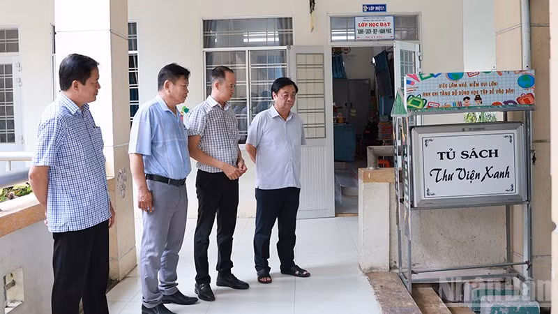 Nguyên Phó Chủ tịch Quốc hội Lê Minh Hoan tham quan các mô hình học tập tại Trường tiểu học Mỹ An 2.