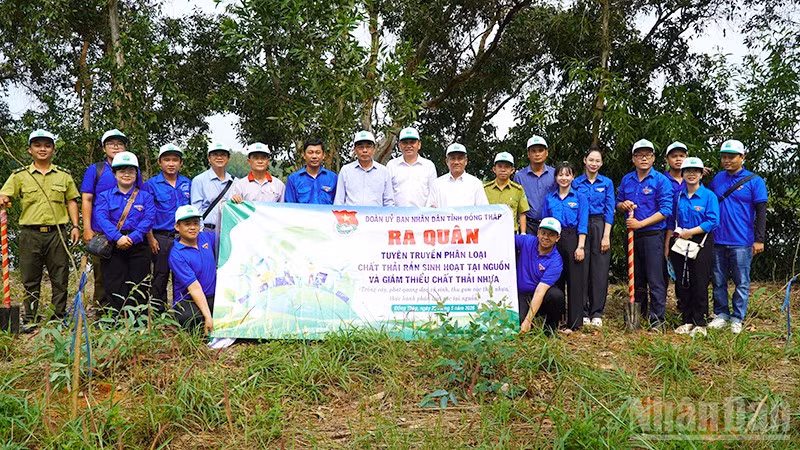 Đại biểu trong buổi ra quân tham gia hoạt động trồng cây xanh, phát quang và dọn vệ sinh môi trường.