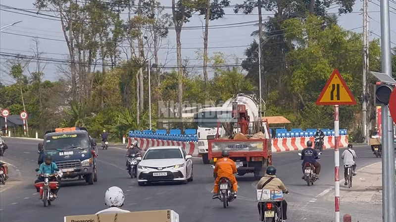 Nguy cơ mất an toàn giao thông tại vị trí nút giao giữa Quốc lộ 30 cũ và tuyến tránh Quốc lộ 30 tại chân cầu Phong Mỹ.
