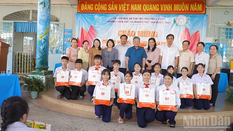 Đoàn công tác trao quà tặng học sinh Trường nuôi dạy trẻ khuyết tật Đồng Tháp.