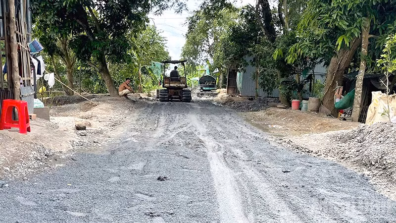 Một đoạn đường của dự án đường bờ đông kênh Kỳ Son đã được đổ đá cấp phối và lu làn để người dân đi lại thuận tiện.