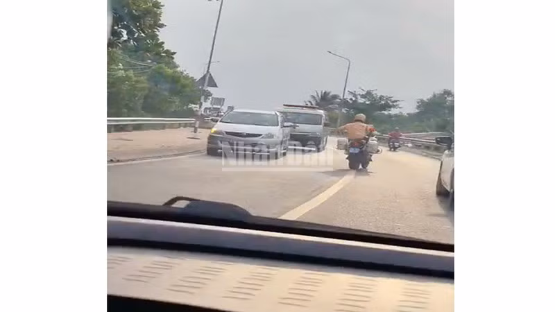 Cảnh sát giao thông Ngô Văn Tuấn Linh, dẫn đường cho tài xế Nguyễn Thanh Xuân chở bệnh nhân kịp thời đến bệnh viện cấp cứu. (Ảnh cắt từ clip)