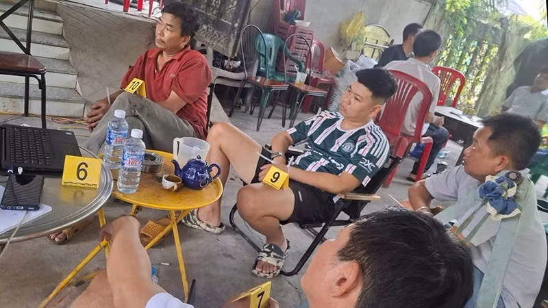 Hiện trường vụ triệt phá tụ điểm đánh bạc và tổ chức đánh bạc dưới hình thức cá độ bóng đá.
