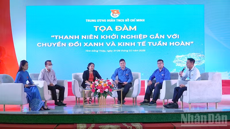 Khách mời tham gia tọa đàm.
