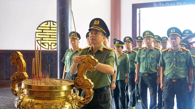 Đoàn công tác viếng và thắp hương Đền thờ Cụ Phó bảng Nguyễn Sinh Sắc.