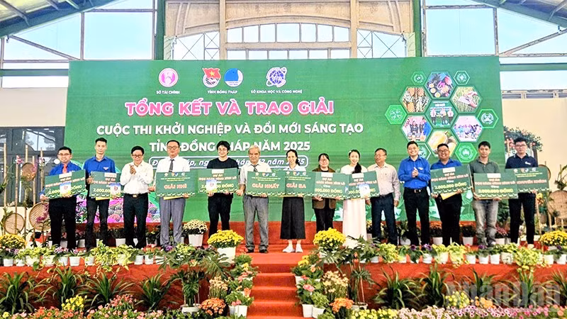 Bí thư Tỉnh đoàn Đồng Tháp Lê Hoàng Quyết trao giải cho các tác giả.