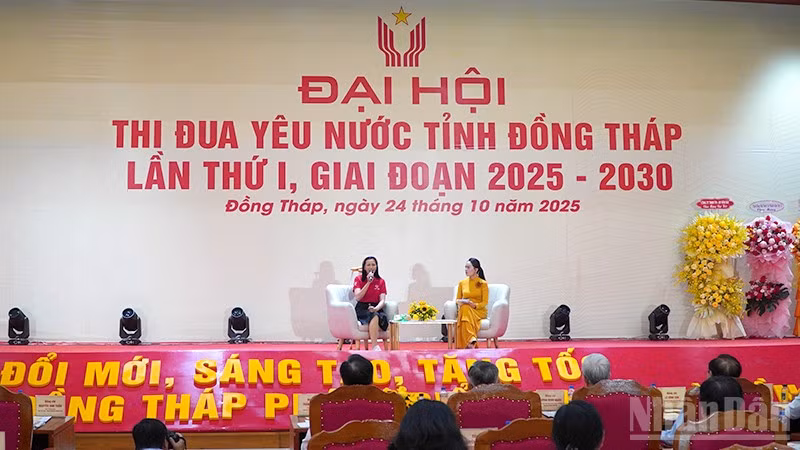 Giao lưu gương điển hình tiên tiến.