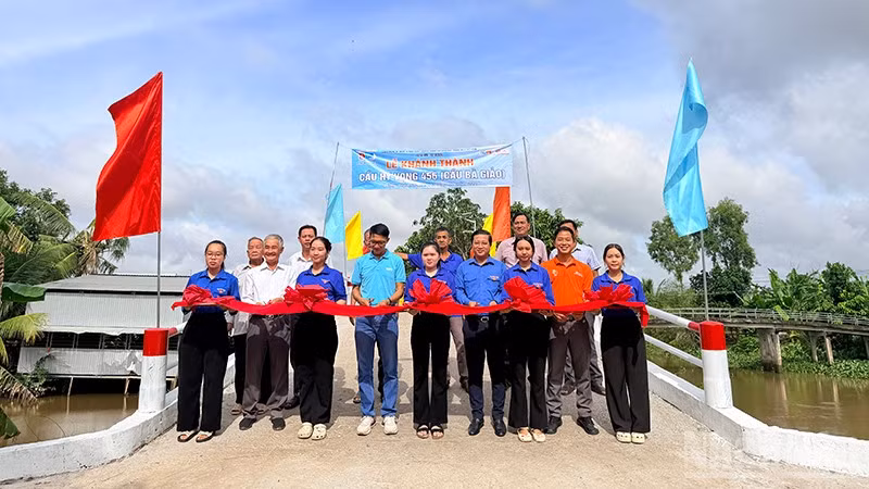 Nghi thức cắt băng khánh thành cầu Hy Vọng 456 (cầu Bà Giảo) tại ấp Tân Quới, xã Tân Phú Trung, tỉnh Đồng Tháp. (Ảnh: TRUNG THÀNH)