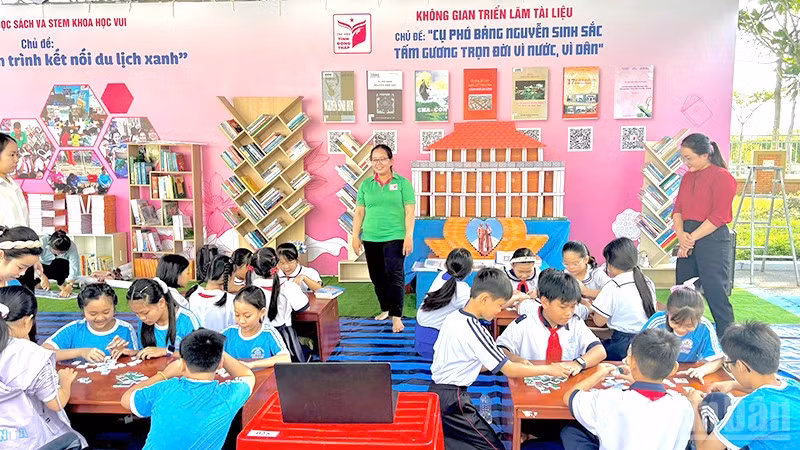 Các em thiếu nhi tại không gian triển lãm tài liệu.