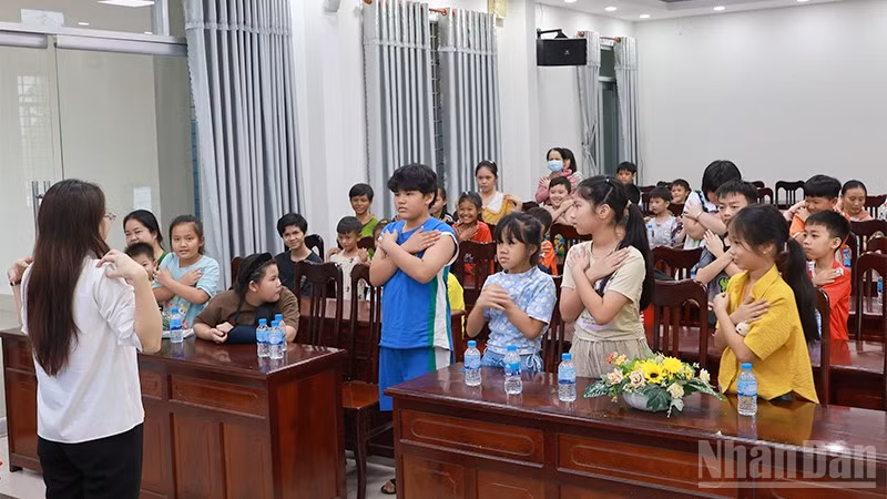 Trung tâm Bảo trợ xã hội tỉnh Đồng Tháp hướng dẫn một số kỹ năng thiết yếu giúp tự bảo vệ bản thân cho trẻ em.