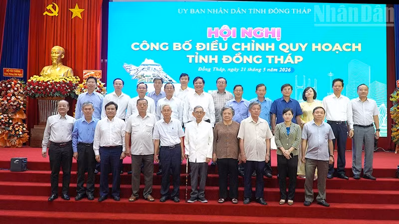 Các đại biểu dự hội nghị chụp ảnh lưu niệm.