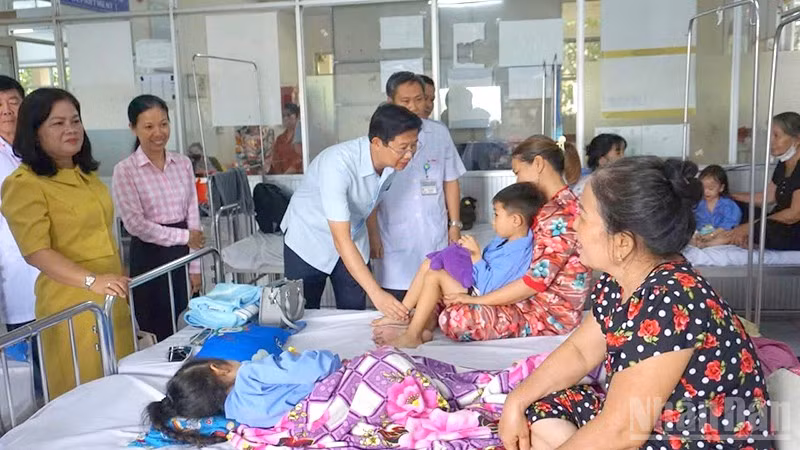 Phó Chủ tịch Ủy ban nhân dân tỉnh Đồng Tháp Huỳnh Minh Tuấn thăm, động viên học sinh đang điều trị tại Bệnh viện đa khoa Sa Đéc.