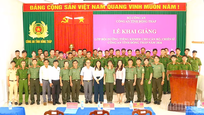 Đại biểu và học viên tại buổi Lễ khai giảng lớp bồi dưỡng tiếng Khmer năm 2026. (Ảnh: Công an Đồng Tháp cung cấp)