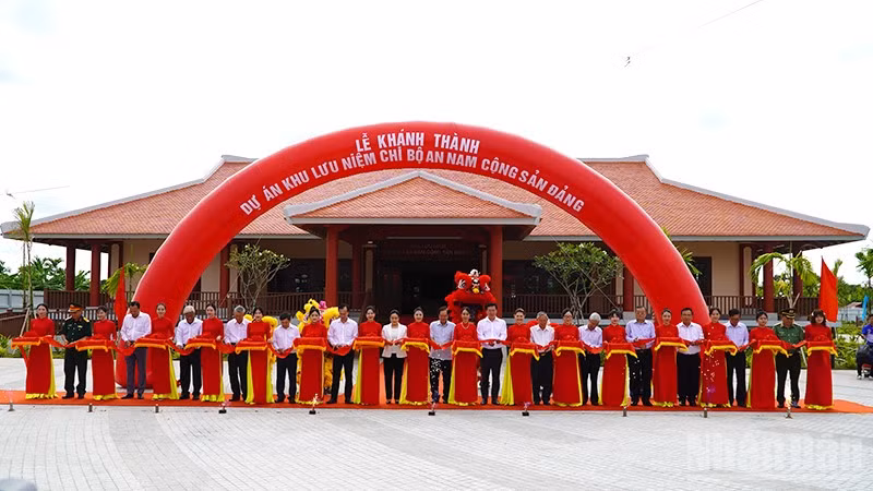 Đại biểu thực hiện nghi thức khánh thành Khu lưu niệm Chi bộ An Nam Cộng sản Đảng.