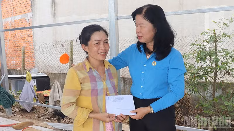Chủ tịch Liên đoàn Lao động tỉnh Đồng Tháp Huỳnh Thị Tuyết Vui thăm hỏi, trao tiền hỗ trợ cho đoàn viên Nguyễn Thị Mỹ Viên (Công đoàn cơ sở Công ty trách nhiệm hữu hạn Liên doanh Nghị Phong) có nhà bị sập do bão số 3.