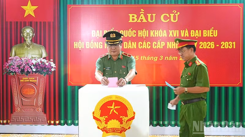 Thiếu tướng Lâm Phước Nguyên, Ủy viên Ban Thường vụ Tỉnh ủy, Giám đốc Công an tỉnh bỏ phiếu bầu cử. (Ảnh: TRỌNG TÍN)
