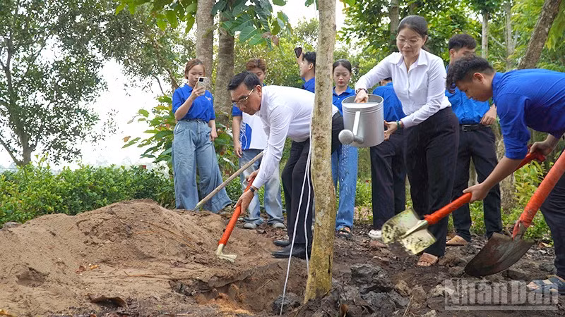 Đại biểu và các bạn đoàn viên, thanh niên đã ra quân trồng cây xanh tại Khu di tích lịch sử căn cứ Huyện ủy (Tràm Dơi).